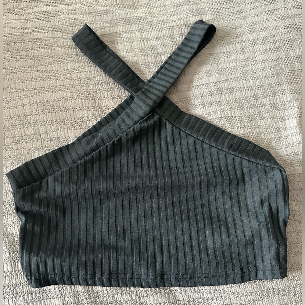 Size L black. crop top
